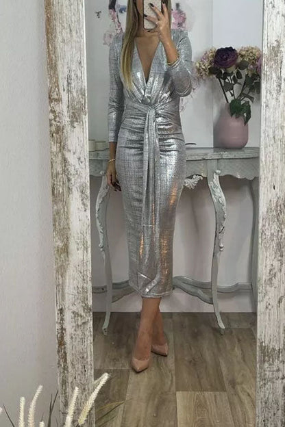 Metallic-Partykleid mit tiefem Ausschnitt und langen Ärmeln und Schlitz vorne | Mertha