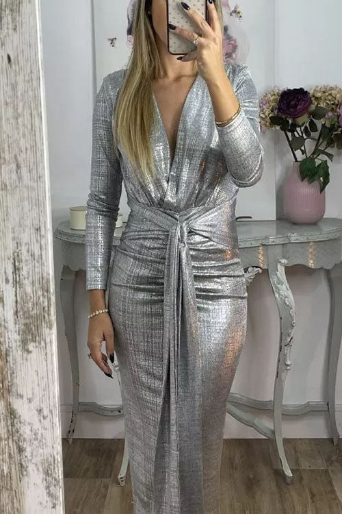 Metallic-Partykleid mit tiefem Ausschnitt und langen Ärmeln und Schlitz vorne | Mertha