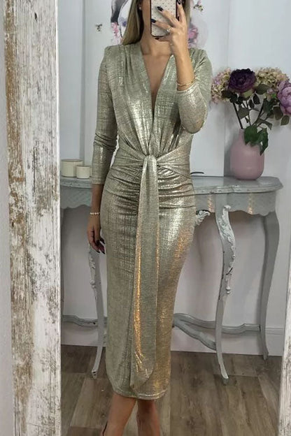 Metallic-Partykleid mit tiefem Ausschnitt und langen Ärmeln und Schlitz vorne | Mertha