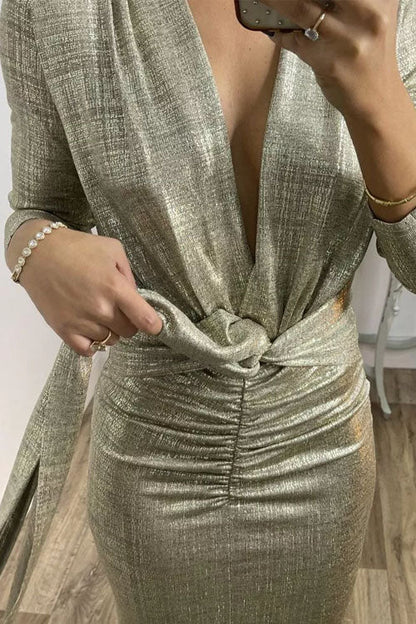 Metallic-Partykleid mit tiefem Ausschnitt und langen Ärmeln und Schlitz vorne | Mertha