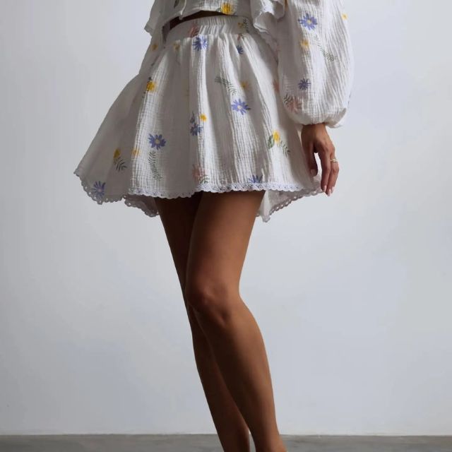 Grelda | Süßes Kleid mit Puffärmeln und Blumenstickerei