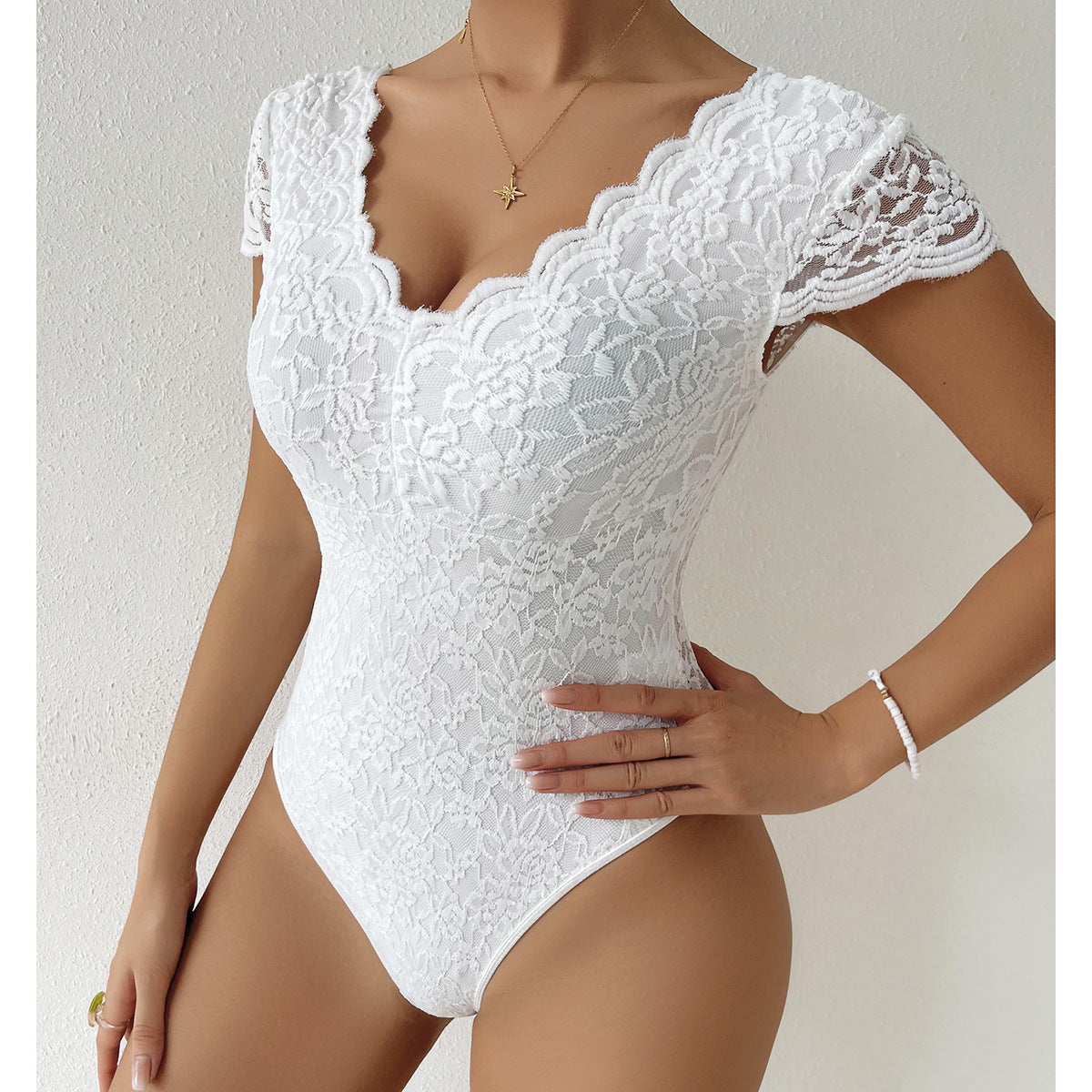 Soliara | Figurbetonte Kurzarm-Bodysuits mit V-Ausschnitt und Spitze