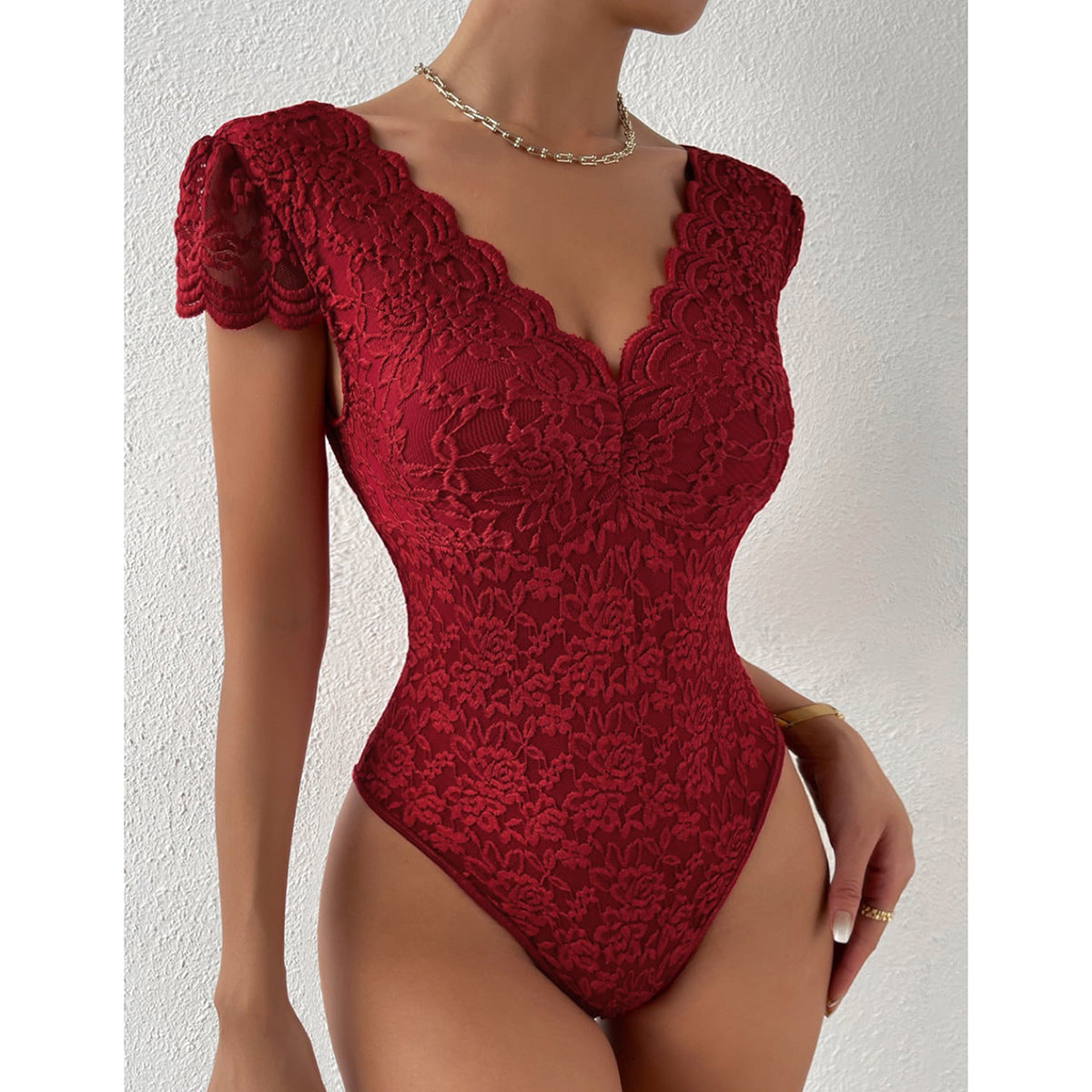 Soliara | Figurbetonte Kurzarm-Bodysuits mit V-Ausschnitt und Spitze